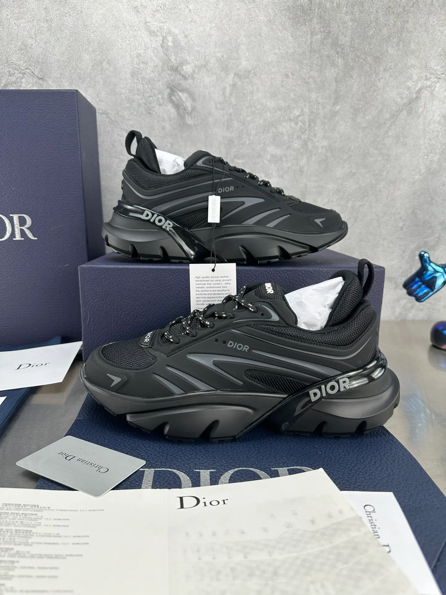 👟👟Ex-factory price 680👟👟 Dior B44 Blade sneakers for couples, a one-to-one replica of the original version. Embellishing the lifestyle capsule collection designed by lewishamilton, the dior B44 Blade sneaker is characterized by 2000s-inspired curves and a strong sense of volume. Promising a sporty yet retro-futuristic feel, they come in microfiber and canvas inlays and are embellished with the 'Dior' signature. These unique pieces, embellished with blades, capture the twisted beauty of the running world. The B44 Blade sneaker features a generous, voluminous silhouette inspired by the 2000s. Made from technical mesh, the upper features tonal technical fabric panels and features contrasting blade inserts on the sole for a running element. The Dior logo is featured on the upper, heel and sides. Two-tone laces and supportive socks accentuate its sporty aesthetic, giving the sneaker an ultra-modern edge to elevate its casual look. Couple size: 35-40, male 39-45